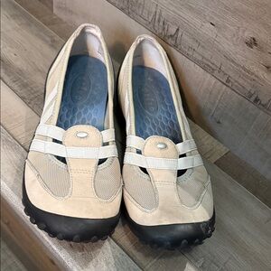 Stylish Beige Flats for Women